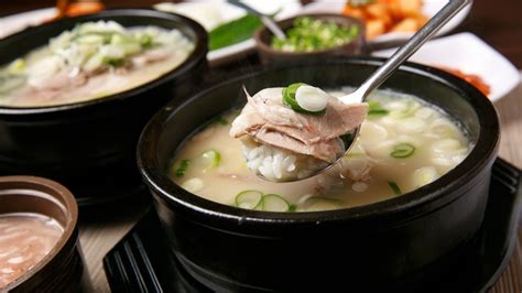  Dwaeji Gukbap: Indulge in the Rich Savory Broth and Tender Pork Belly of this Soul-Satisfying Noodle Soup from Namwon!