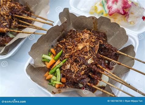  Sate Maranggi:  Aromatic Grilled Skewers Infused with Sweet and Savory Spice Blends!