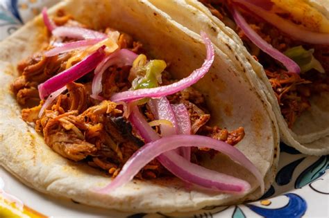  Cochinita Pibil: Experience a Symphony of Slow-Cooked Pork and Citrusy Yucatán Magic!